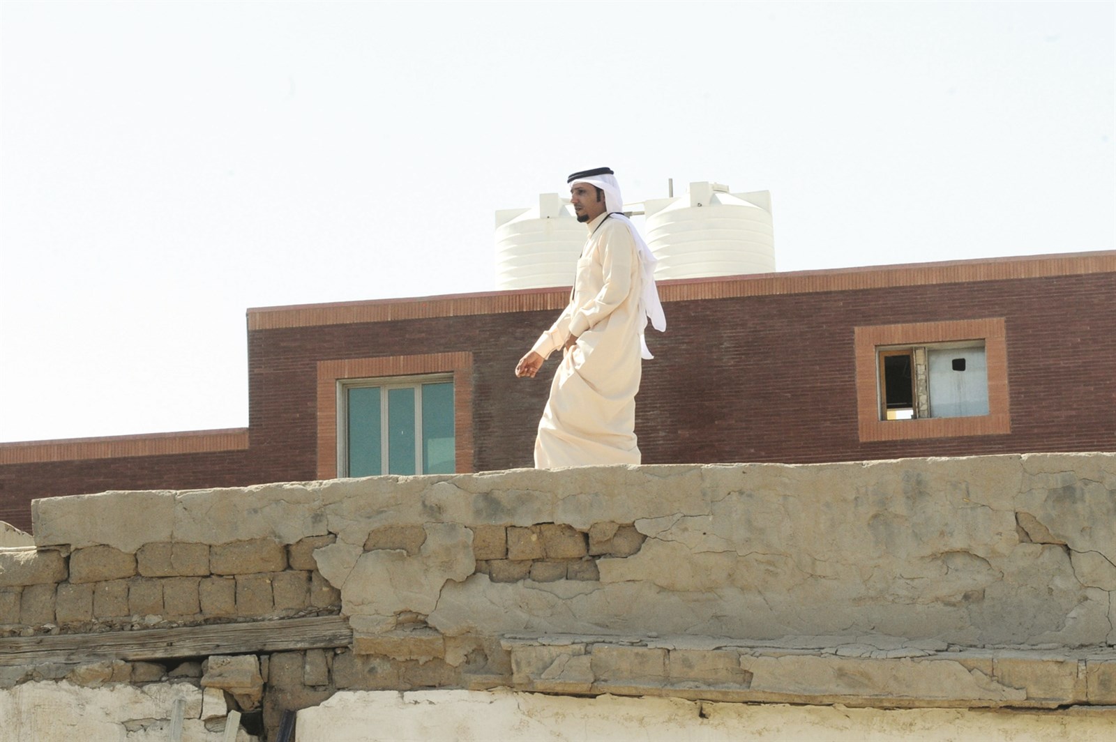 زيد العنزي يعاين سطح إحدى القسائم