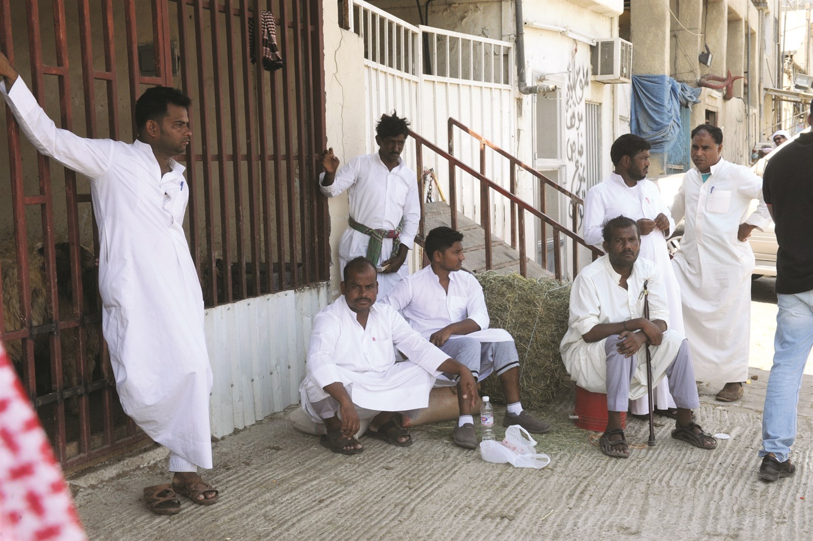 عمال أوصدوا أبواب قسيمة جلسوا خارجها يراقبون