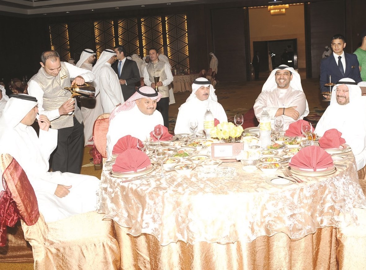 العبدالله متوسطاً الأنصاري والمكراد خلال الحفل