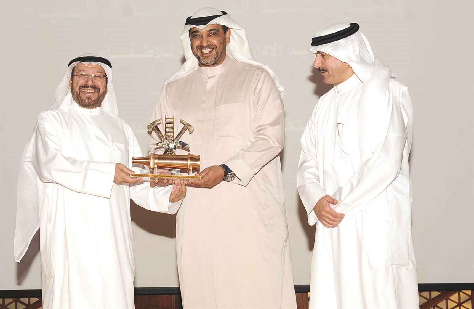 ... ومكرماً الأنصاري بحضور المكراد                    (تصوير جلال معوض)