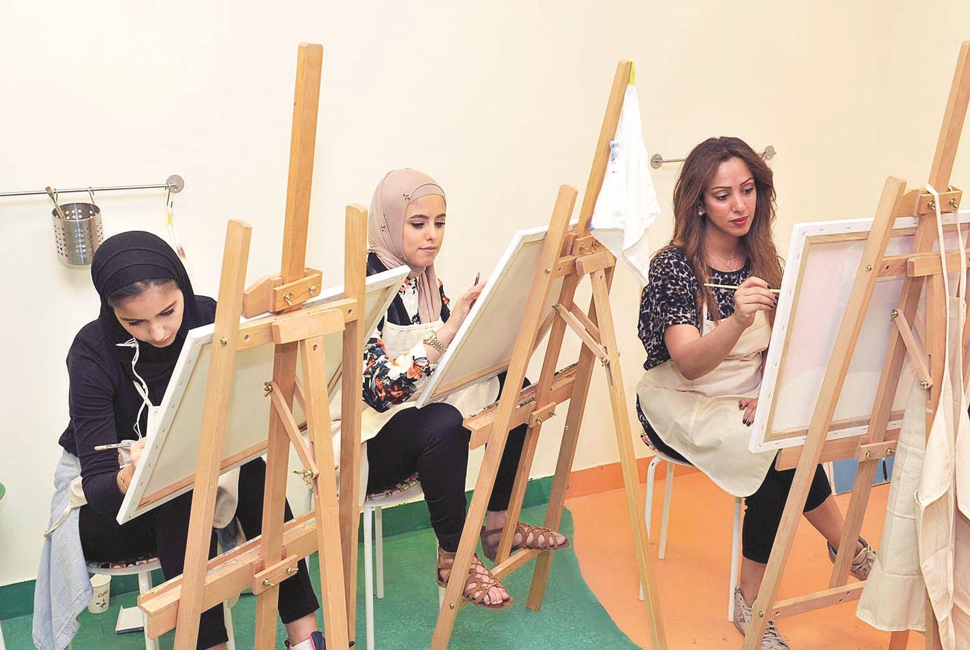 شابات يمارسن هواية الرسم