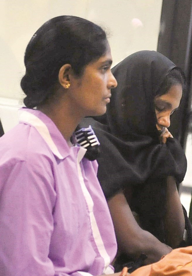 خادمتان تنتظران الكفيل في أحد المكاتب