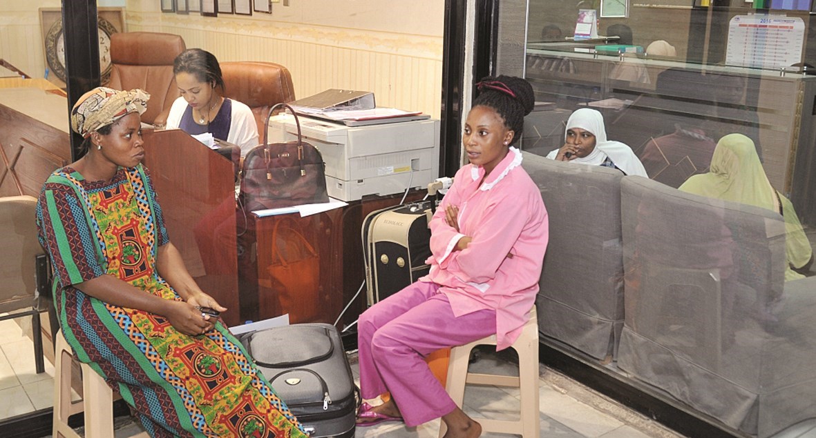 كرة الخدم يتقاذفها الكفلاء ومكاتب الاستقدام