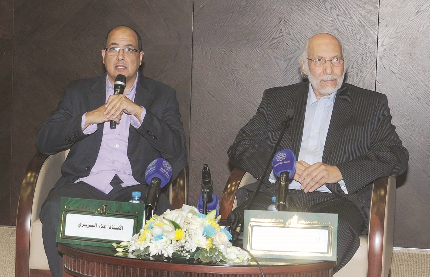 الفاروق عبدالعزيز في المكتبة الوطنية (تصوير زكريا عطية)