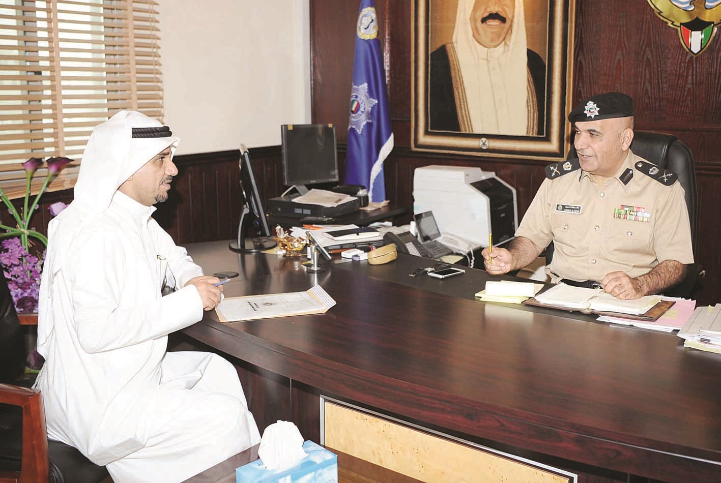 الديين متحدثا للزميل منصور الشمري (تصوير نايف العقلة)