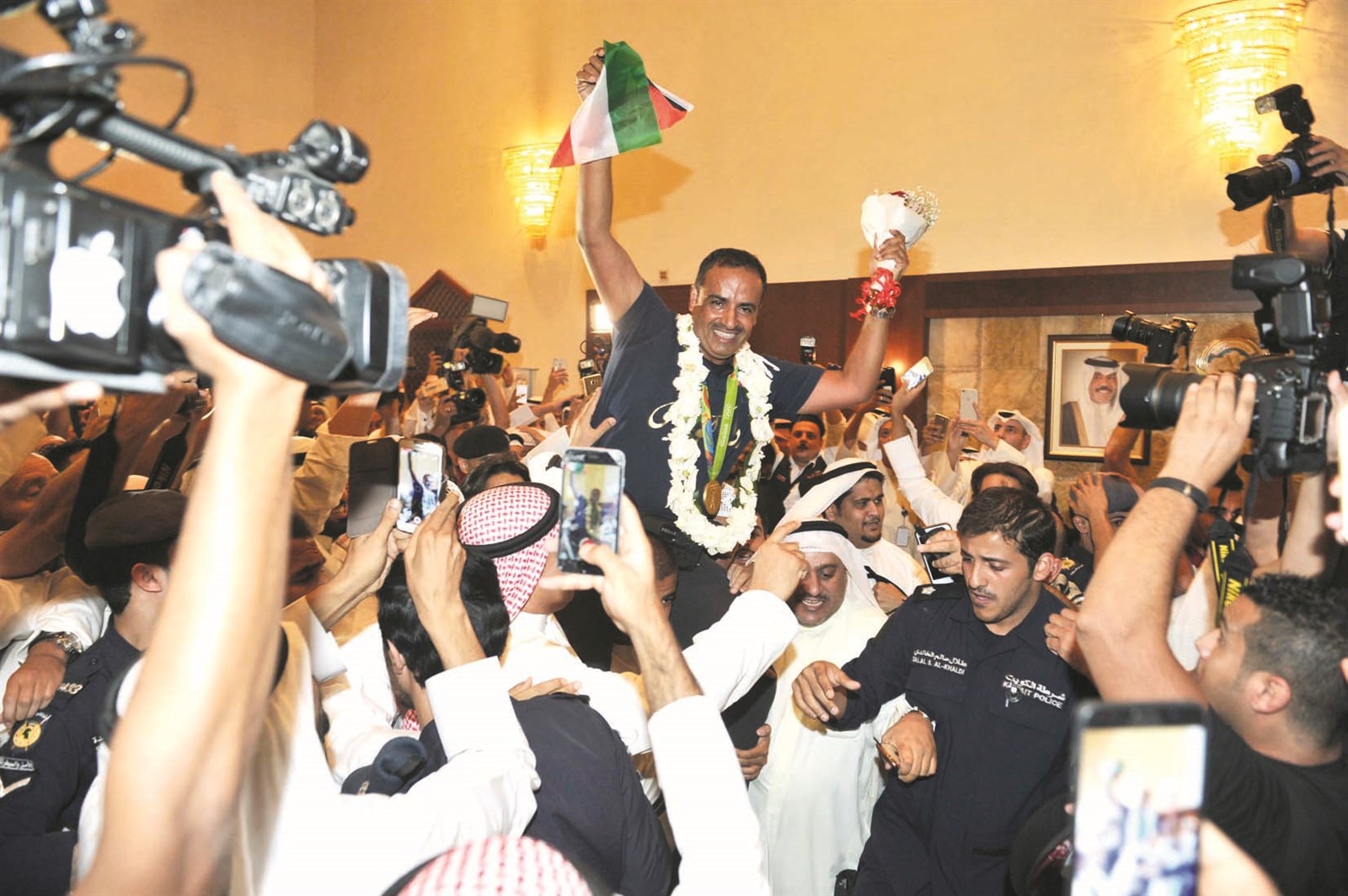 u0627u0644u062fu064au062du0627u0646u064a u0645u062du0645u0648u0644u0627u064b u0639u0644u0649 u0627u0644u0623u0643u062au0627u0641 u0641u064a u0635u0627u0644u0629 u0627u0644u062au0634u0631u064au0641u0627u062a b(u062au0635u0648u064au0631 u0632u0643u0631u064au0627 u0639u0637u064au0629)