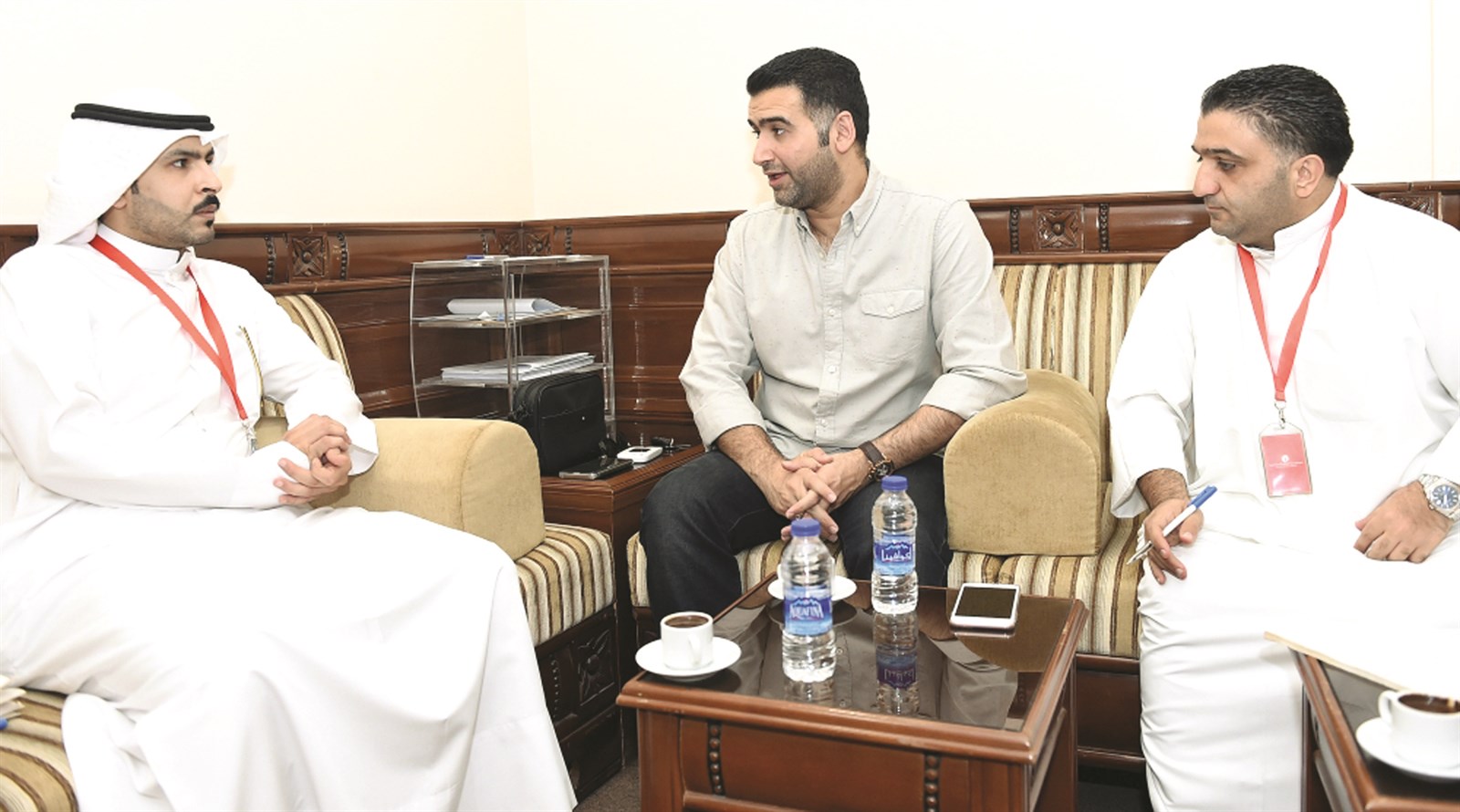 إيراج متحدثاً للزميلين حسين خليل وفيصل التركي      (تصوير جاسم بارون)