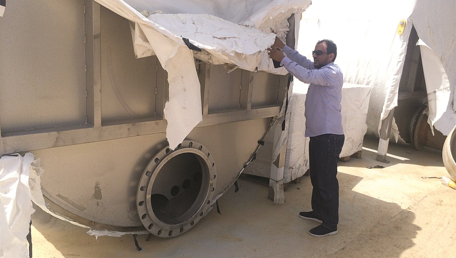 العتيبي يشير إلى أحدث أجهزة التنقية في المحطة