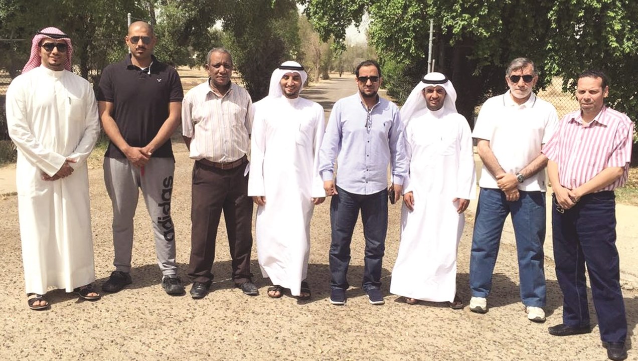 العتيبي وعدد من المهندسين في محطة الرقة