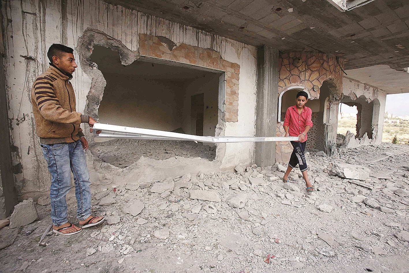 u0634u0642u064au0642 u0642u0627u062au0644 u0627u0644u0645u0633u062au0648u0637u0646u0629 (u064au0633u0627u0631) u064au062du0645u0644 u0642u0637u0639u0629 u0645u0646 u0627u0644u0645u0639u062fu0646 u0628u0639u062fu0645u0627 u0647u062fu0645 u0627u0644u062cu064au0634 u0627u0644u0625u0633u0631u0627u0626u064au0644u064a u0645u0646u0632u0644 u0627u0644u0639u0627u0626u0644u0629 u0642u0631u0628 u0627u0644u062eu0644u064au0644 (u0627 u0641 u0628)