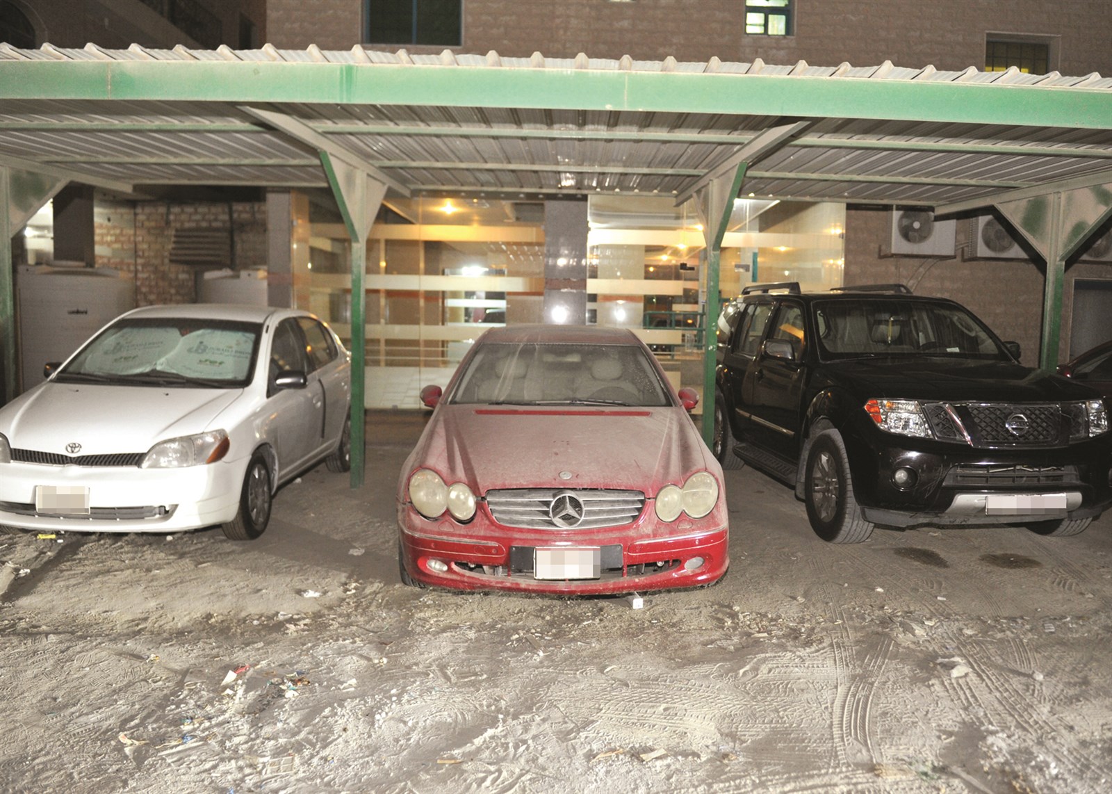 سيارات مهملة منذ وقت طويل  (تصوير سعد هنداوي)