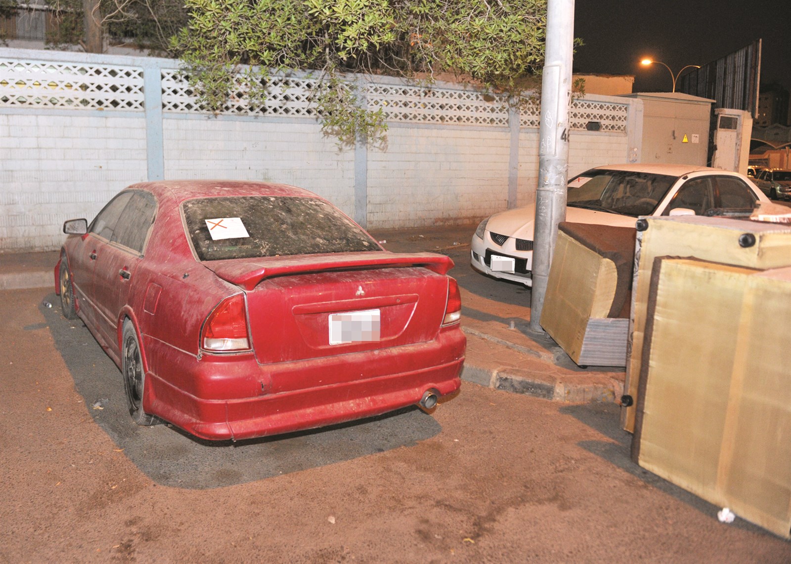 ملصق إنذار من البلدية على إحدى السيارات