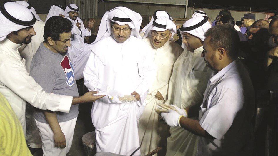 القضيبي والفهد والرومي أثناء معاينتهم «الكبتاغون»