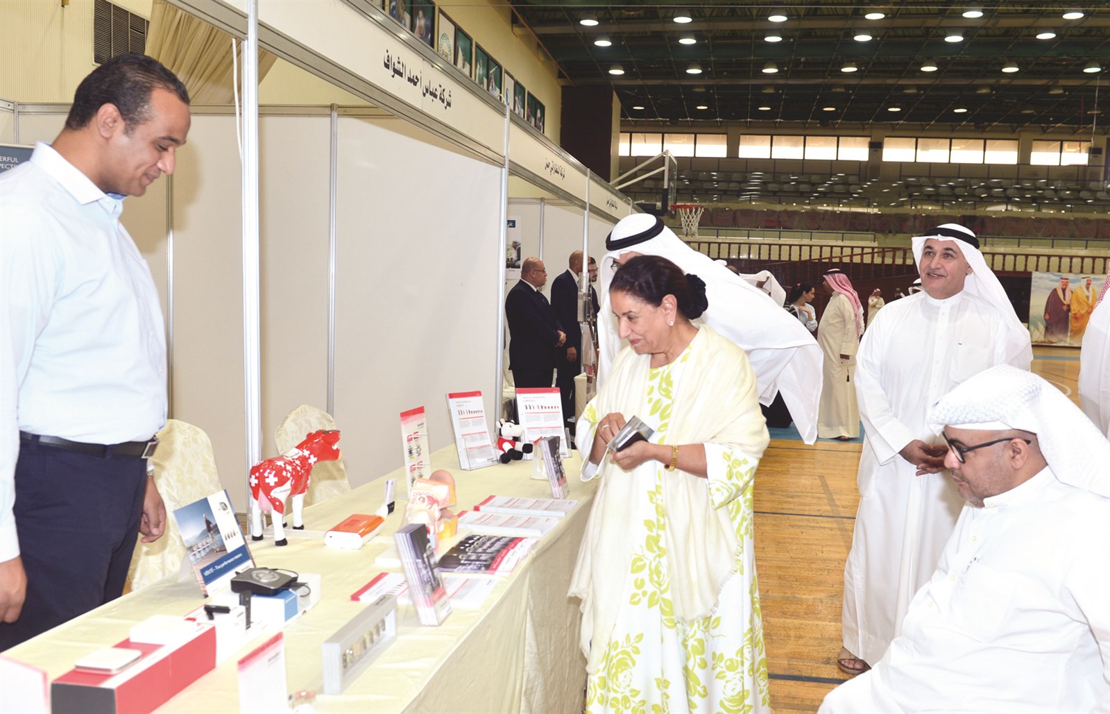 شيخة العبدالله خلال جولة في المعرض