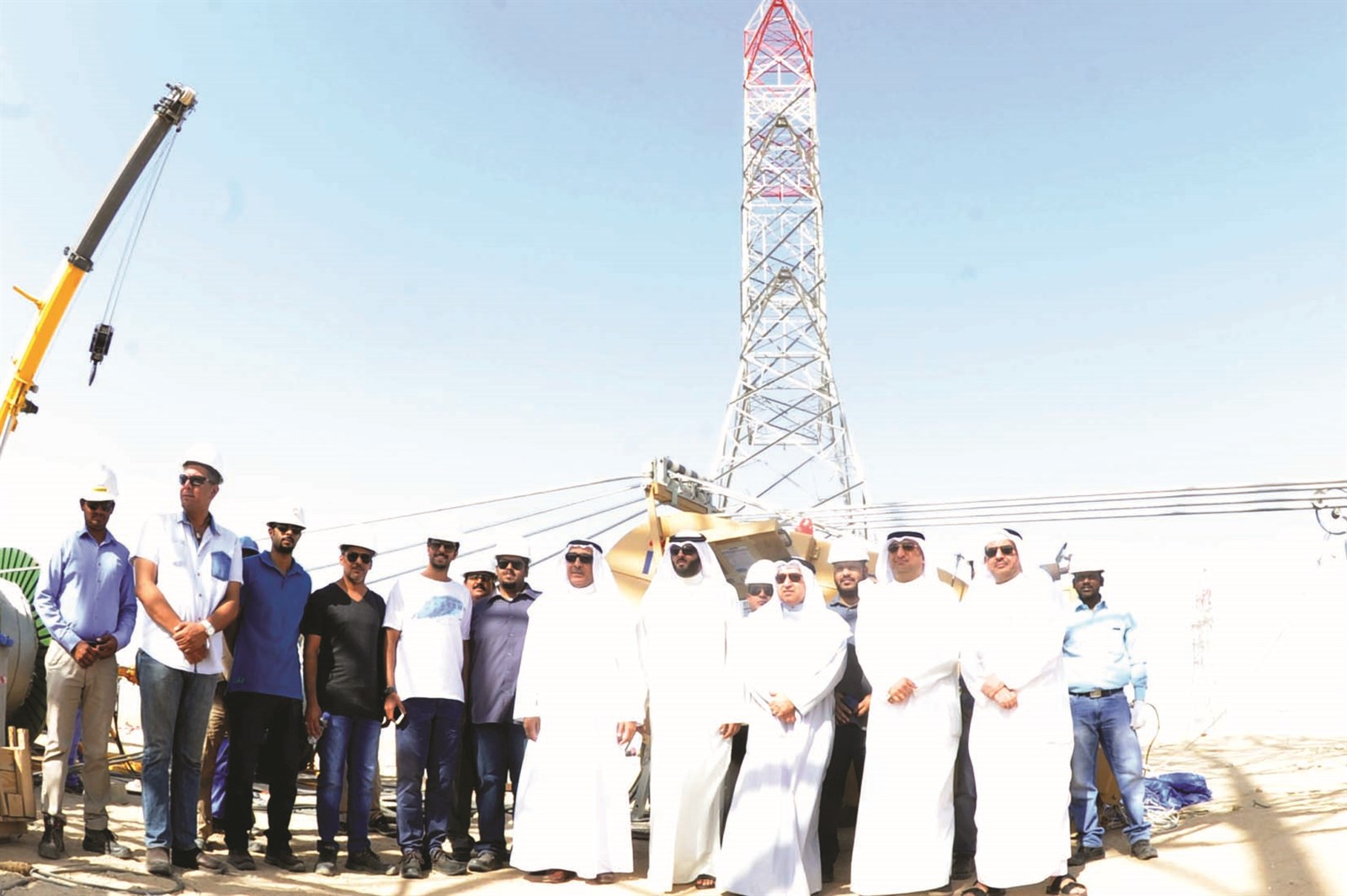 الوزير يتوسط قيادات الوزارة ومسؤول المشروع في الموقع