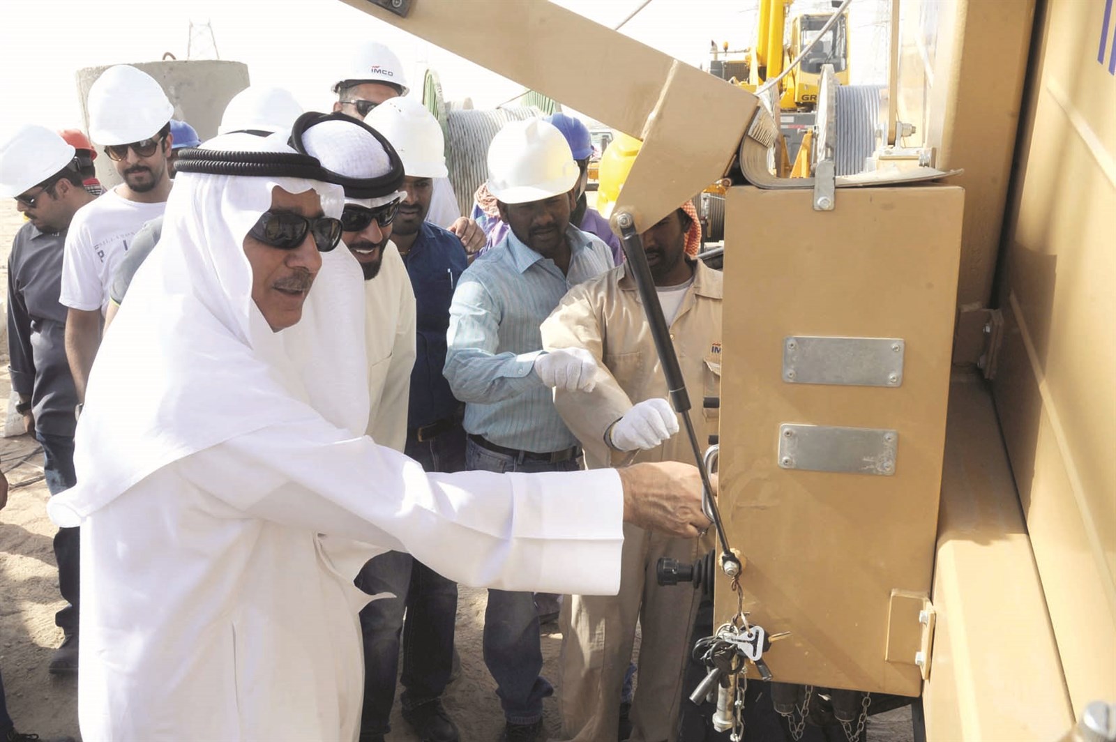 ... ويشارك في العمل