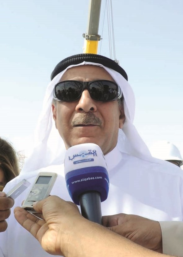 الوزير يتحدث للصحافيين