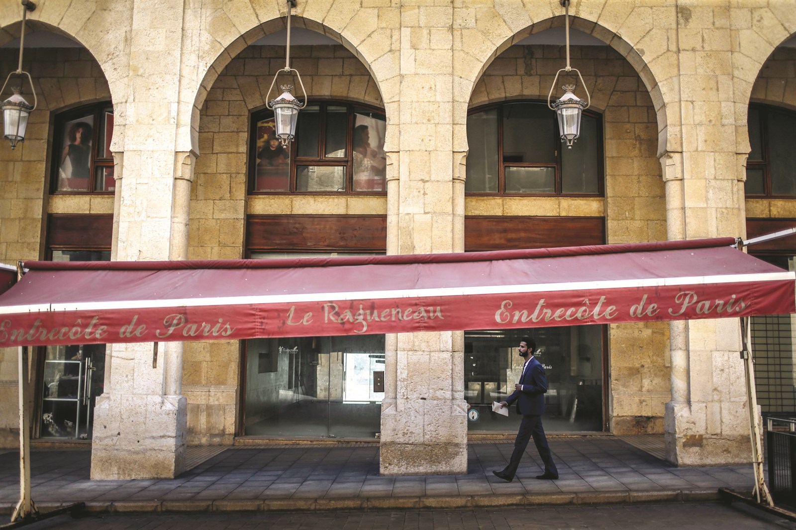 u0644u0628u0646u0627u0646u064a u064au0645u0631 u0623u0645u0627u0645 u0645u0637u0639u0645 u0641u064a u0648u0633u0637 u0628u064au0631u0648u062a  (u0627 u0628)