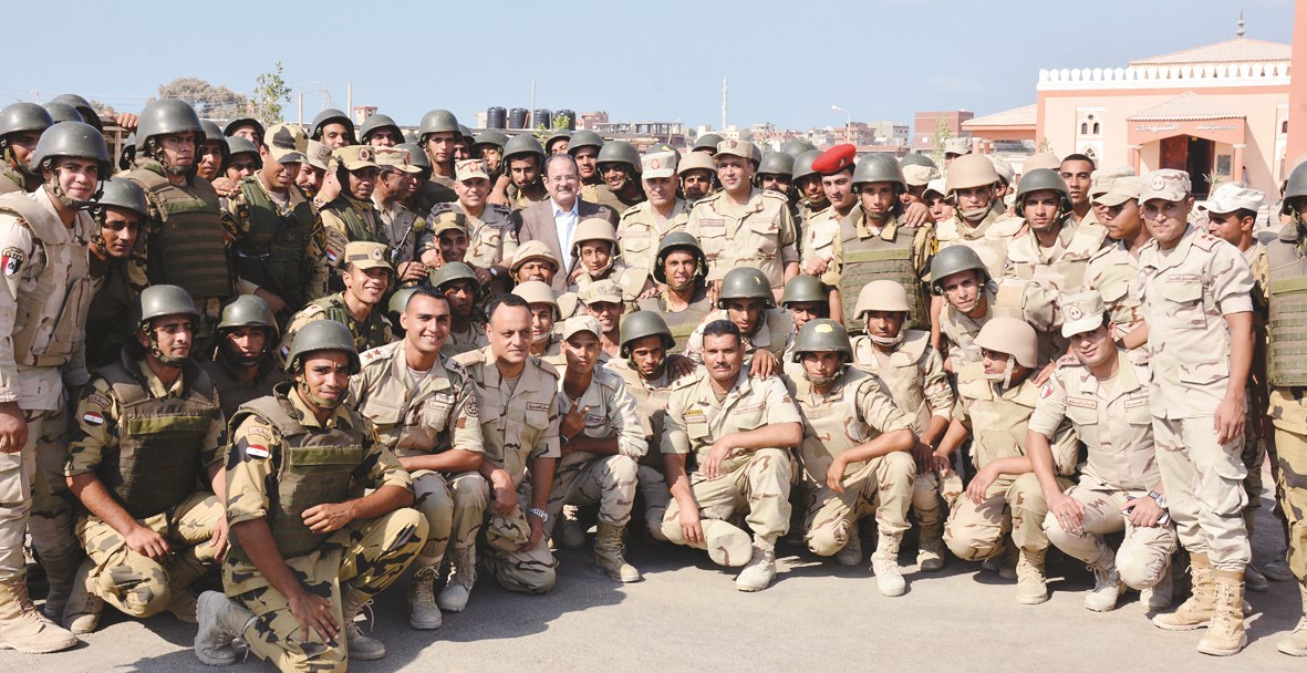 u0648u0632u064au0631u0627 u0627u0644u062fu0641u0627u0639 u0648u0627u0644u062fu0627u062eu0644u064au0629 u0641u064a u0644u0642u0637u0629 u062au0630u0643u0627u0631u064au0629 u0645u0639 u062cu0646u0648u062f u0641u064a u0634u0645u0627u0644 u0633u064au0646u0627u0621