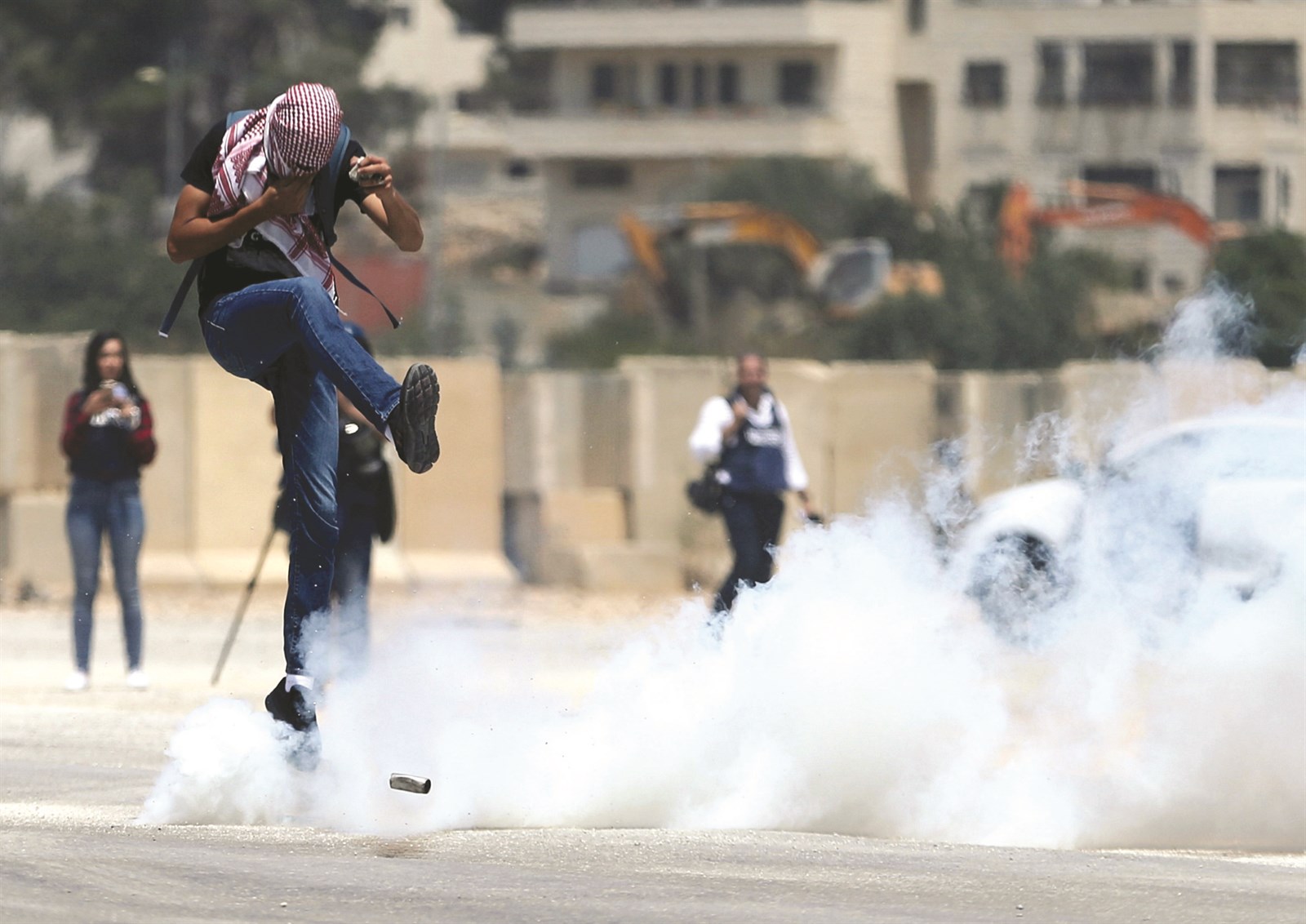 u0641u0644u0633u0637u064au0646u064a u064au0631u0643u0644 u0642u0646u0628u0644u0629 u063au0627u0632 u0645u0633u064au0644 u0644u0644u062fu0645u0648u0639 u0623u0637u0644u0642u0647u0627 u062cu0646u0648u062f u0625u0633u0631u0627u0626u064au0644u064au0648u0646 u062eu0644u0627u0644 u0627u0634u062au0628u0627u0643u0627u062a u0642u0631u0628 u0631u0627u0645 u0627u0644u0644u0647   (u0631u0648u064au062au0631u0632)