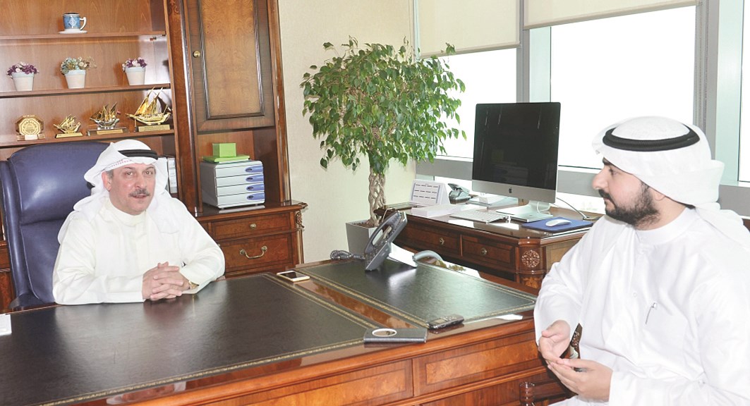 الدكتور أبل خلال الحوار مع الزميل علي الفضلي