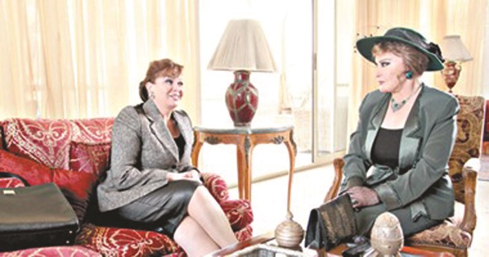 إلهام شاهين مع صفية العمري في مشهد من «ليالي الحلمية 6»