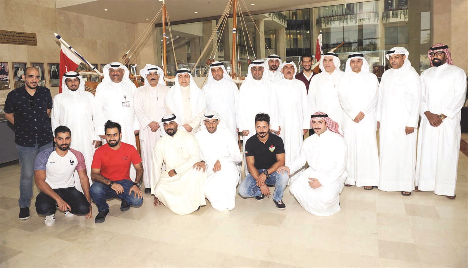 بوشهري والشرهان واللنقاوي يتوسطون أعضاء اللجنة الرياضية  (تصوير جلال معوض)