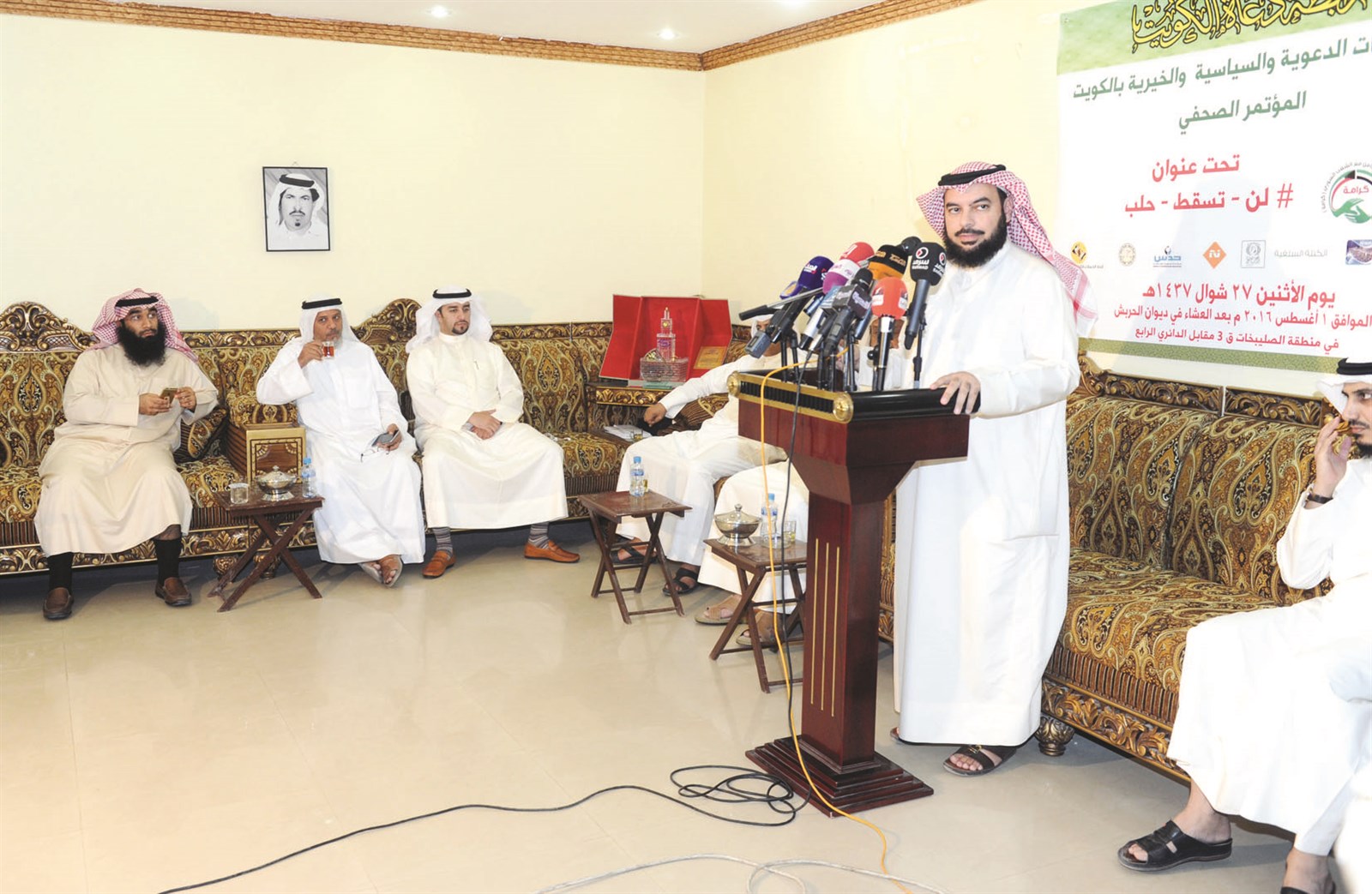 الحربش متحدثاً في الندوة ( تصوير زكريا عطية)