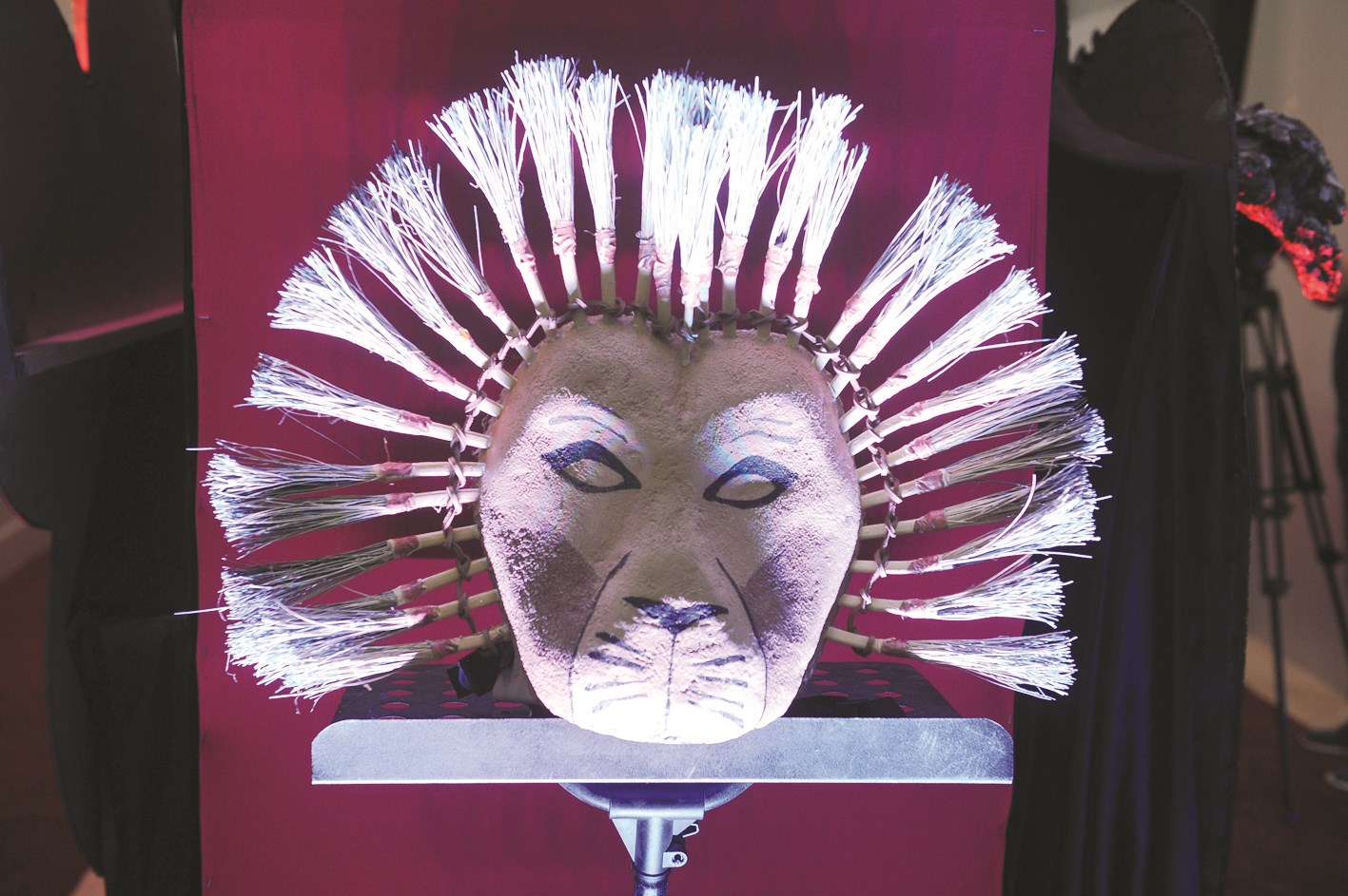 قناع يعود لإحدى المسرحيات في معرض «الأقنعة المسرحية»