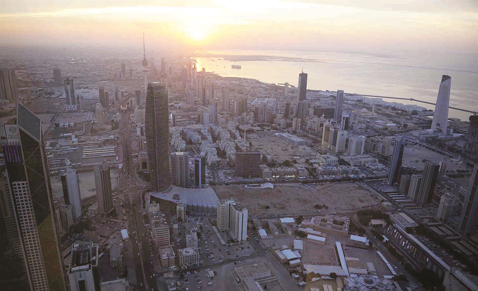 u0627u0644u0635u0648u0631u0629 u0627u0644u0645u0633u062au0642u0628u0644u064au0629 u0645u062eu064au0641u0629 u0641u064a u0638u0644 u063au064au0627u0628 u00abu0634u0645u0633 u0627u0644u0641u0648u0627u0626u0636u00bbb(u062au0635u0648u064au0631 u0637u0627u0631u0642 u0639u0632u0627u0644u062fu064au0646)