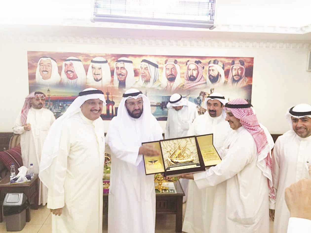 u062fu0631u0639 u062au0643u0631u064au0645u064au0629 u0644u0644u0648u0632u064au0631 u0627u0644u0639u0645u064au0631