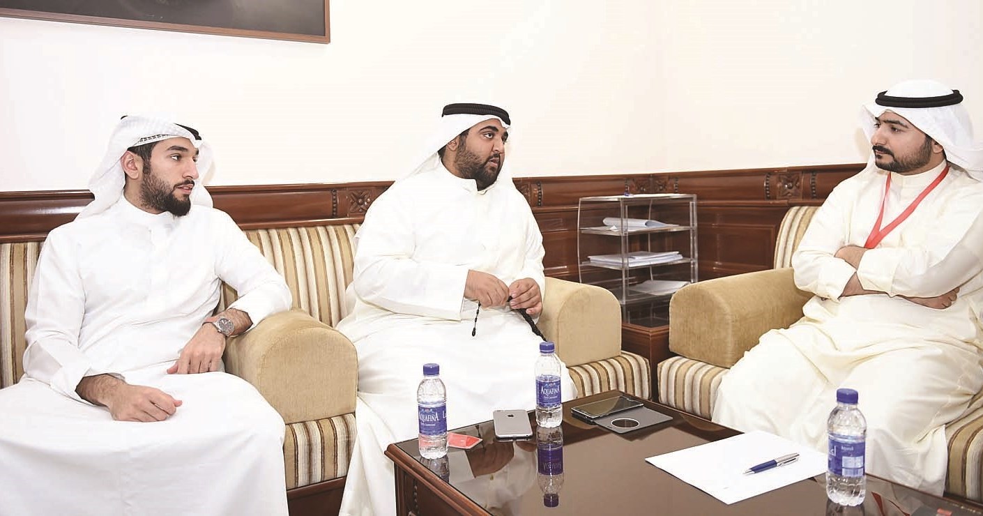 u0639u0636u0648u0627 u0642u0627u0626u0645u0629 u0627u0644u0631u0627u064au0629 u064au062au062du062fu062bu0627u0646 u0644u0644u0632u0645u064au0644 u0639u0644u064a u0627u0644u0641u0636u0644u064a (u062au0635u0648u064au0631 u062cu0627u0633u0645 u0628u0627u0631u0648u0646)