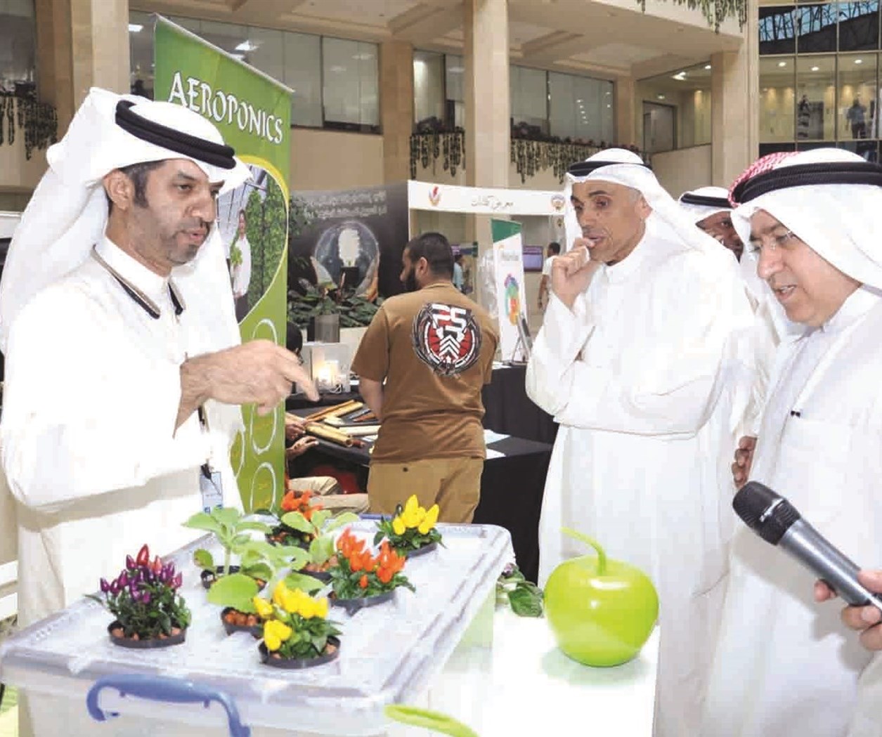.. ومستمعاً لشرح أحد أصحاب المشاريع المشاركين