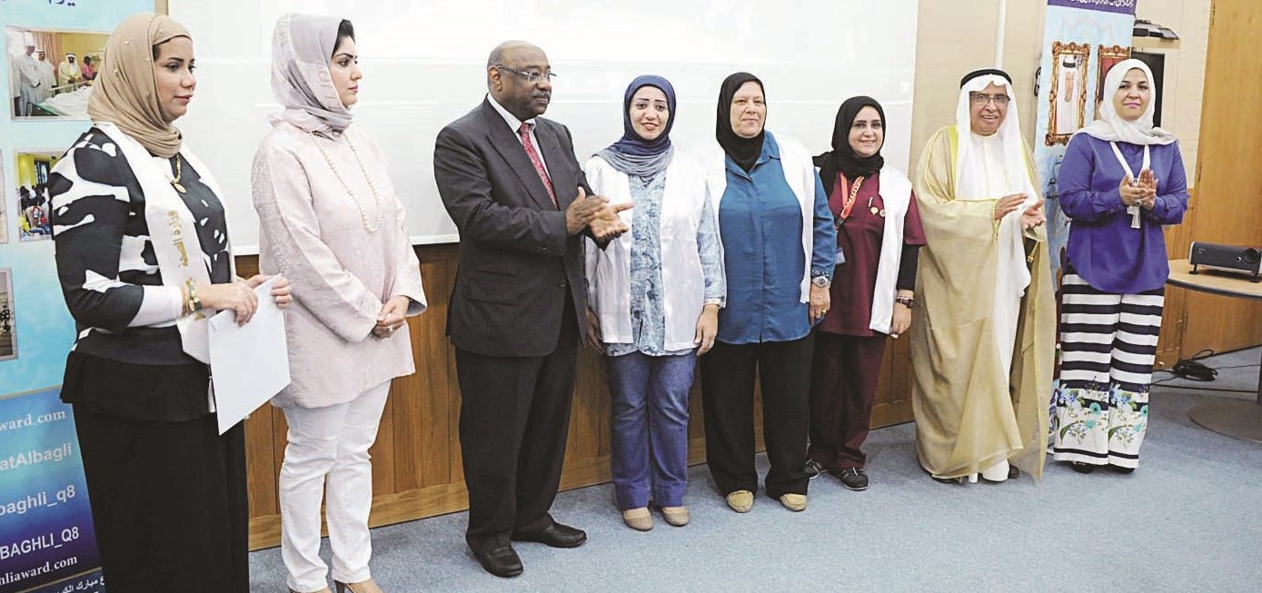 محمد الخشتي متوسطاً المشاركين في الفعالية      (تصوير نايف العقلة)