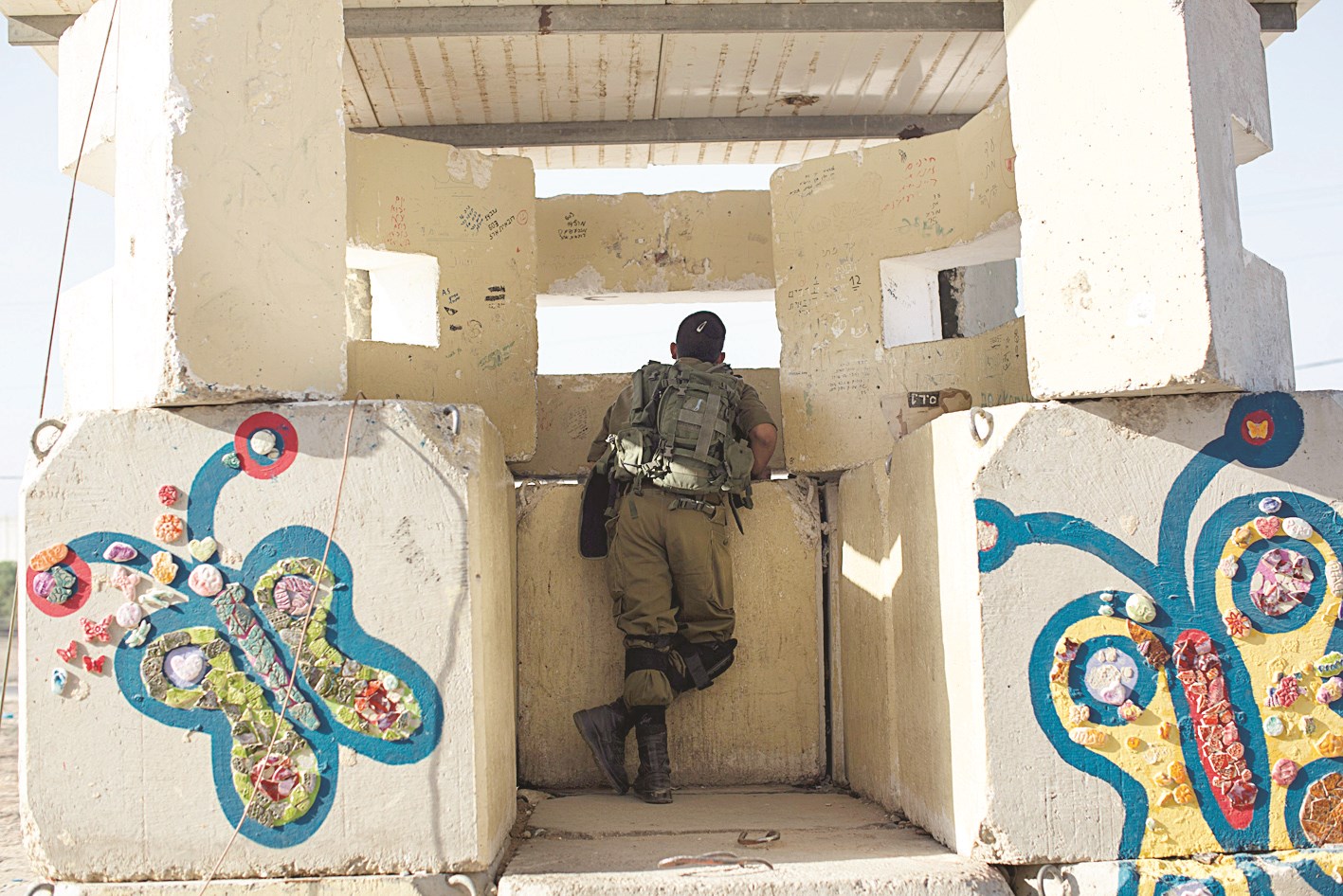 u062cu0646u062fu064a u0625u0633u0631u0627u0626u064au0644u064a u0639u0646u062f u0646u0642u0637u0629 u062du0631u0627u0633u0629 u0641u064a u0628u0644u062fu0629 u0646u062au064au0641 u0639u0644u0649 u0627u0644u062du062fu0648u062f u0645u0639 u0642u0637u0627u0639 u063au0632u0629 (u0627 u0628)