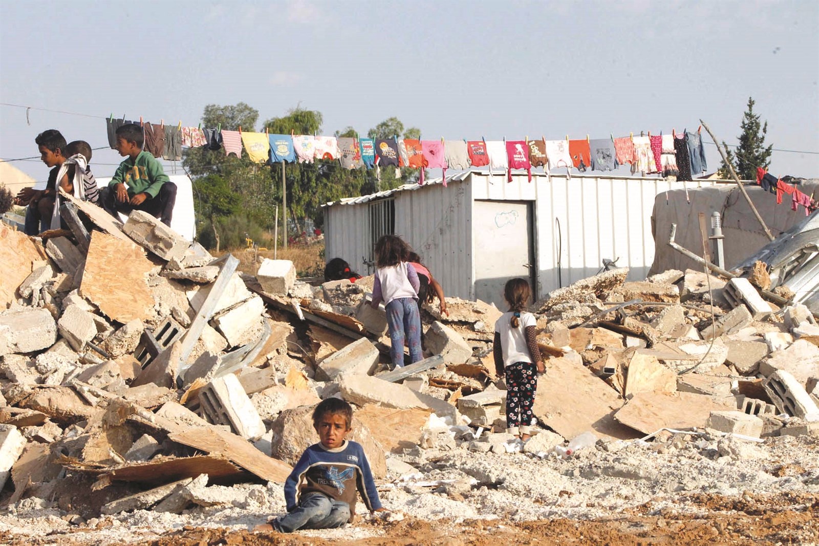 u0623u0637u0641u0627u0644 u0641u0644u0633u0637u064au0646u064au0648u0646 u0639u0644u0649 u0623u0646u0642u0627u0636 u0645u0628u0646u0649 u062fu0645u0631u062au0647 u0627u0644u062cu0631u0627u0641u0627u062a u0627u0644u0625u0633u0631u0627u0626u064au0644u064au0629 u062cu0646u0648u0628 u0627u0644u0636u0641u0629       (u0627 u0641 u0628)