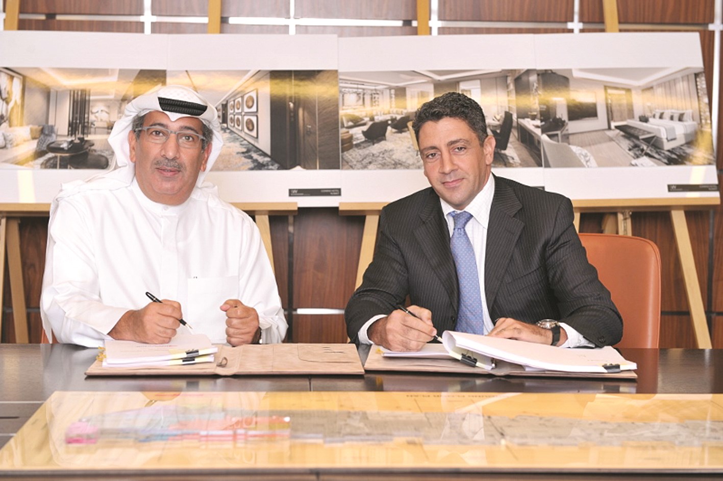 جانب من توقيع العقد