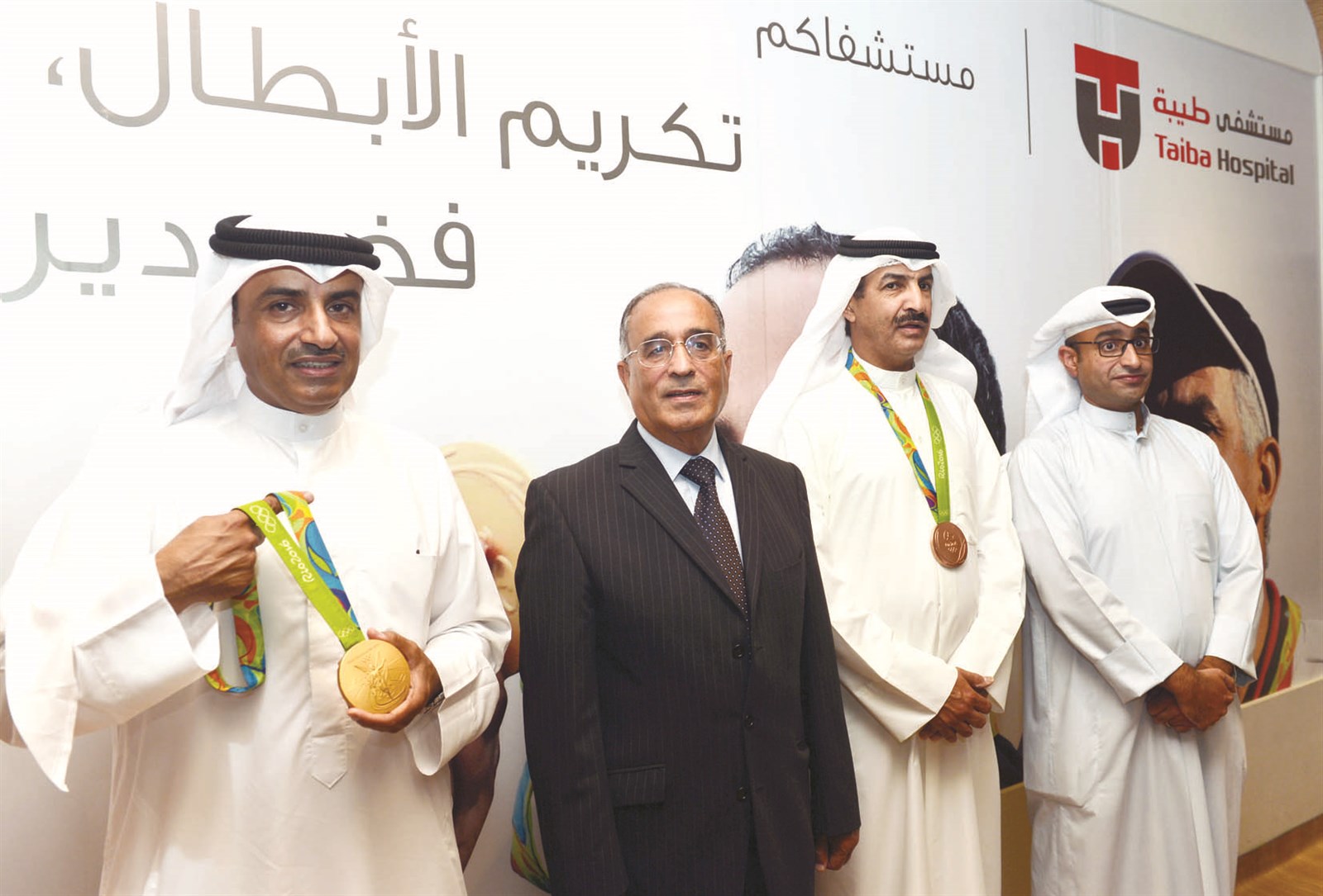 سند والفضالة وصورة تذكارية مع البطلين