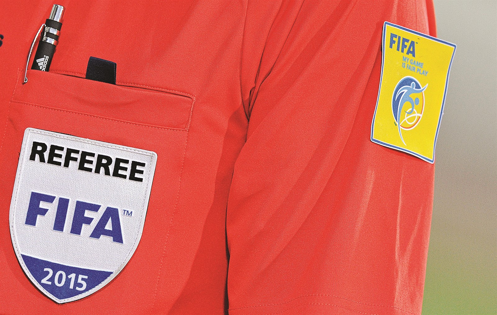 التعديلات الجديدة على قوانين كرة القدم لم تمسّ جوهر اللعبة (الأزرق دوت كوم)