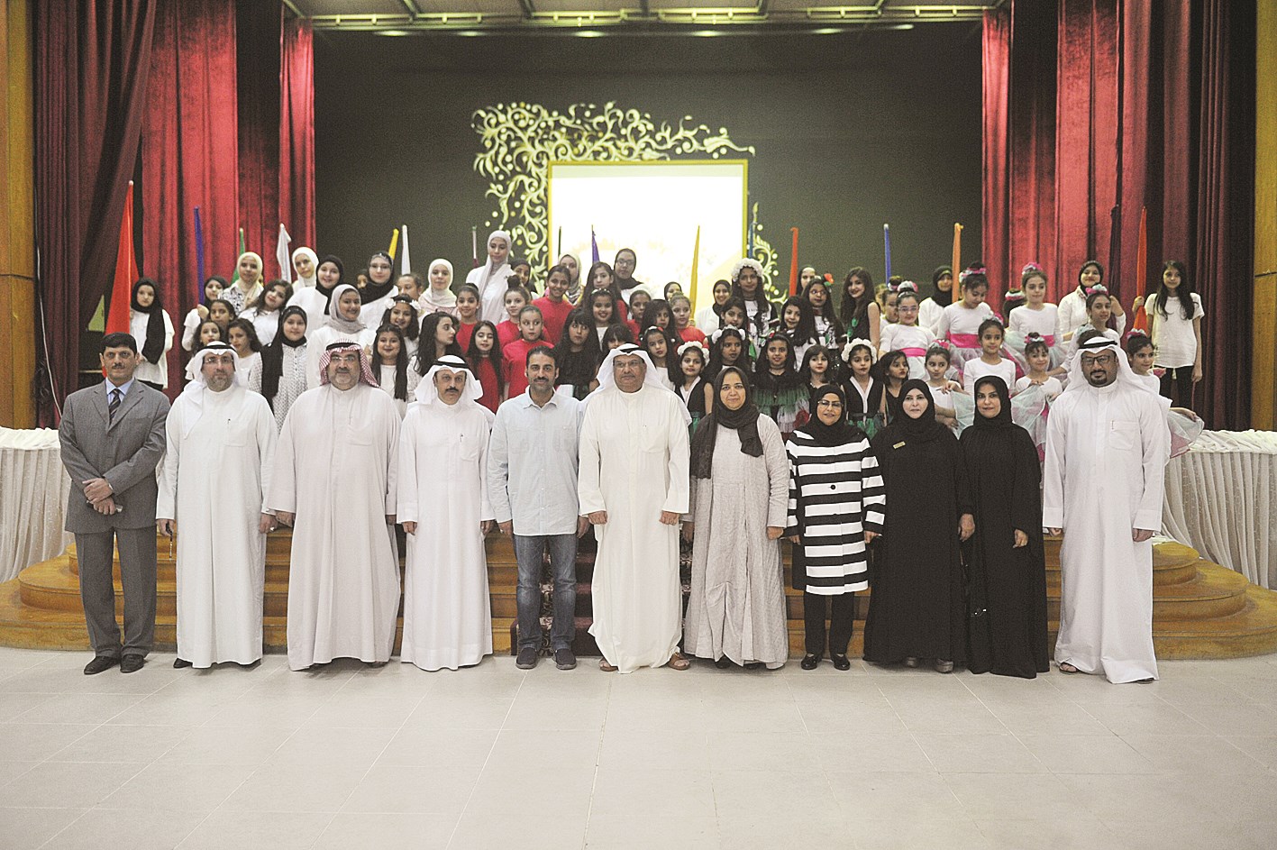 لقطة جماعية لقيادة المنطقة مع المشاركات في الاندية المسائية