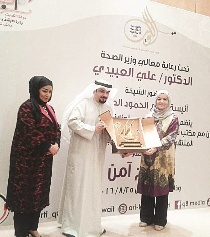 محمود العبدالهادي مكرماً الشيخة أنيسة وتبدو غالية المطيري