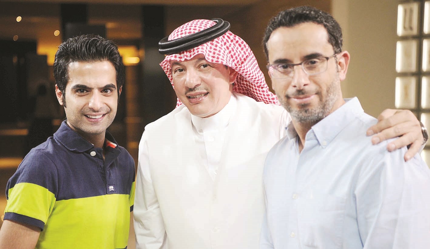 سلامة متوسطاً الزميلين صالح الدويخ وحمود العنزي (تصوير نايف عقله)