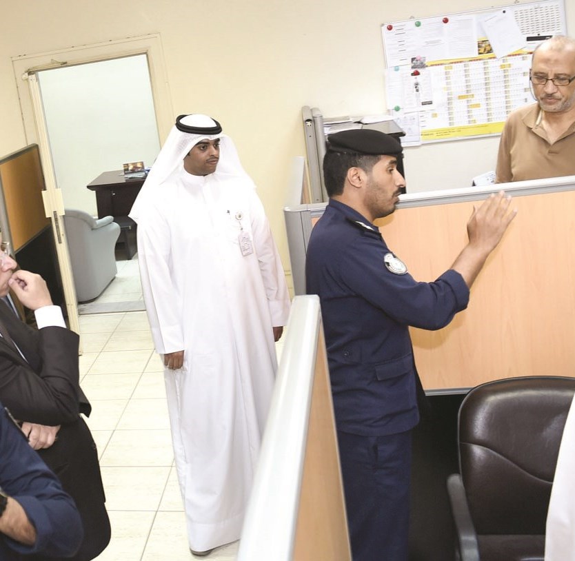 أحد رجال الأمن متحدثاً إلى سكرتيريا اتحاد كرة القدم