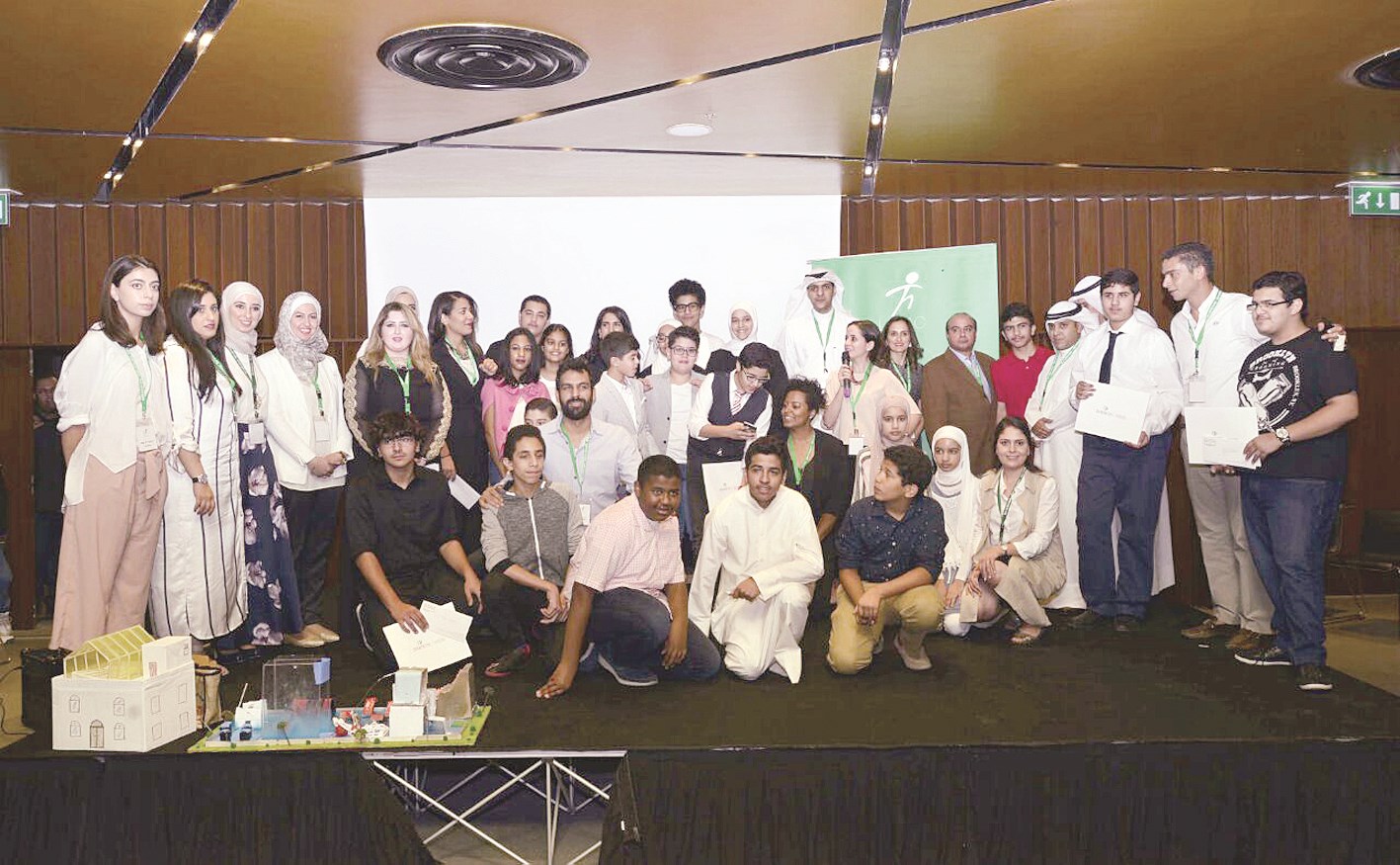 المشاركون مع قيادات البرنامج والحضور