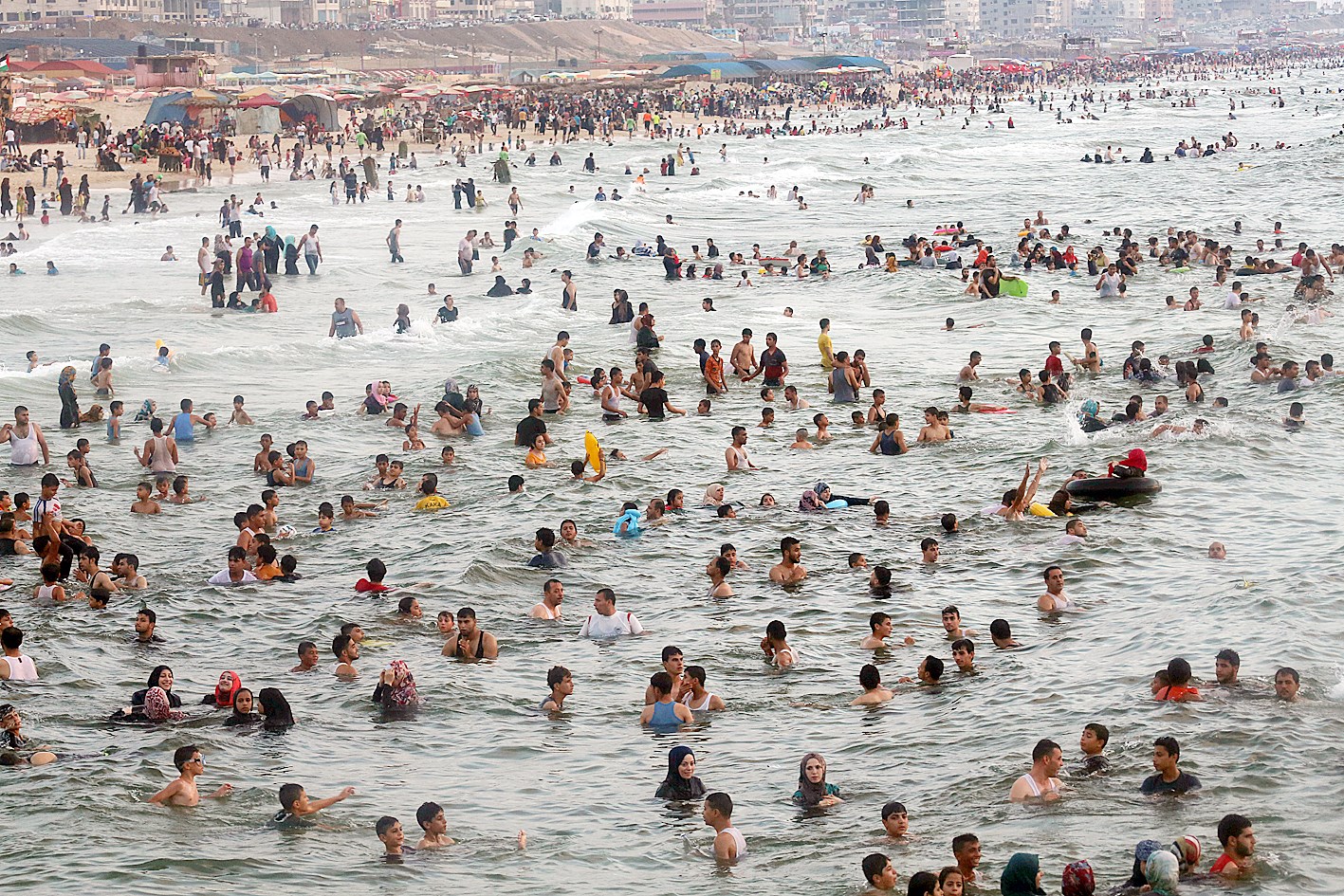 u0641u0644u0633u0637u064au0646u064au0648u0646 u064au0633u0628u062du0648u0646 u0641u064a u0634u0627u0637u0626 u063au0632u0629 u0641u064a u0646u0647u0627u064au0629 u0639u0637u0644u0629 u0627u0644u0623u0633u0628u0648u0639    (u0627 u0628)