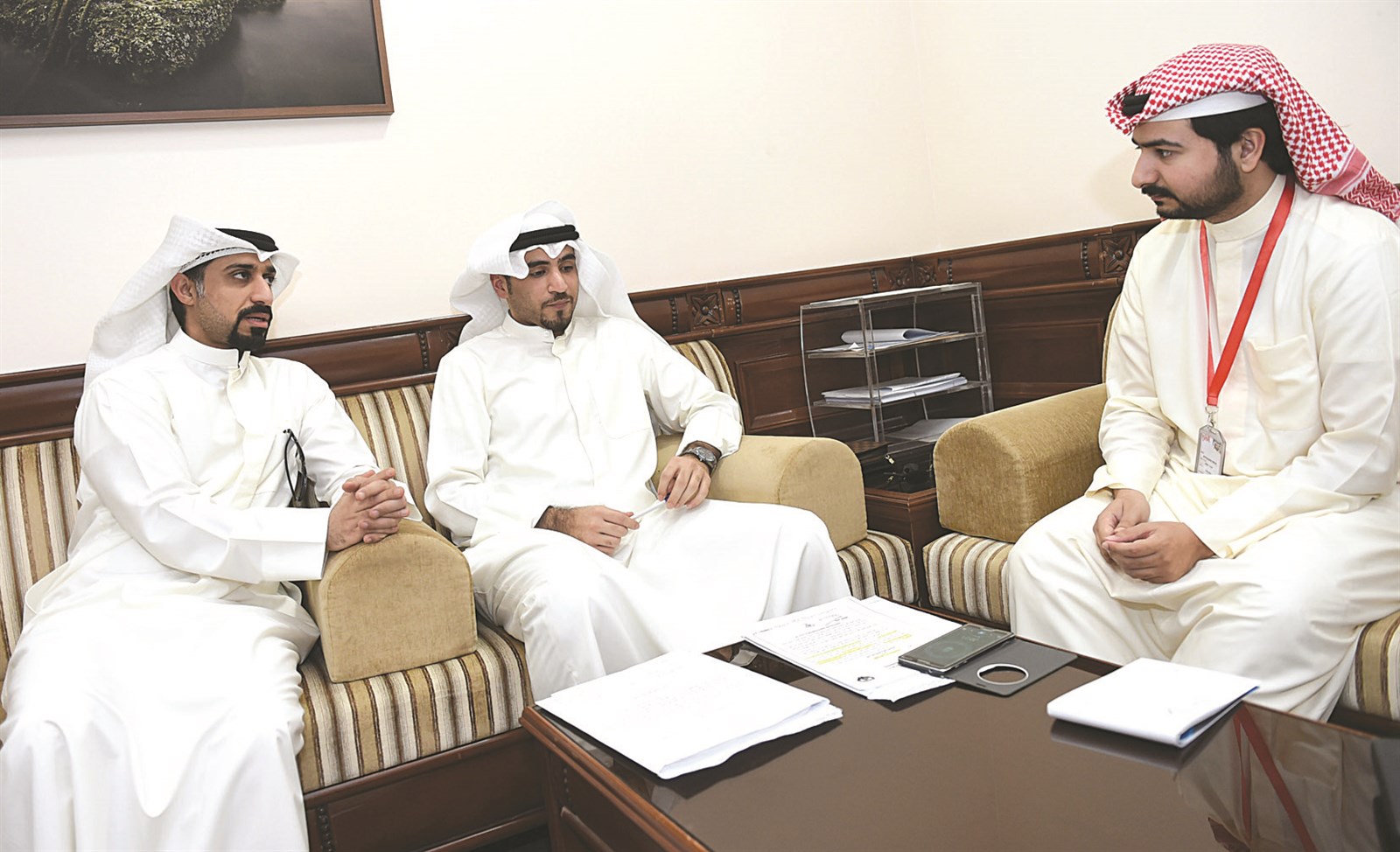 بوعباس والكندري يتحدثان للزميل علي الفضلي (تصوير جاسم بارون)