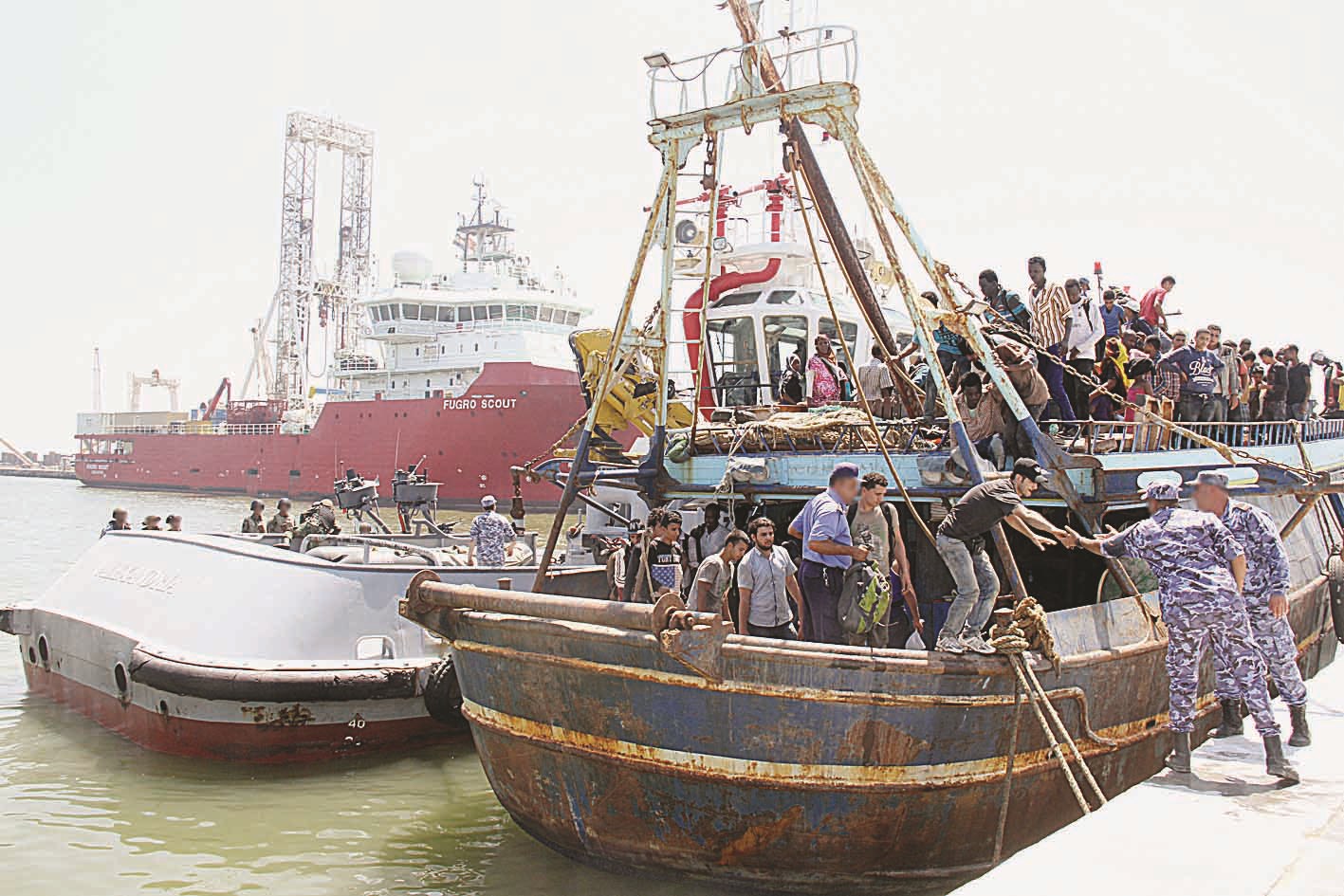 u0639u0646u0635u0631u0627u0646 u0645u0646 u0627u0644u0642u0648u0627u062a u0627u0644u0628u062du0631u064au0629 u0623u0645u0627u0645 u0642u0627u0631u0628 u064au0646u0642u0644 u0645u0647u0627u062cu0631u064au0646 u063au064au0631 u0634u0631u0639u064au064au0646