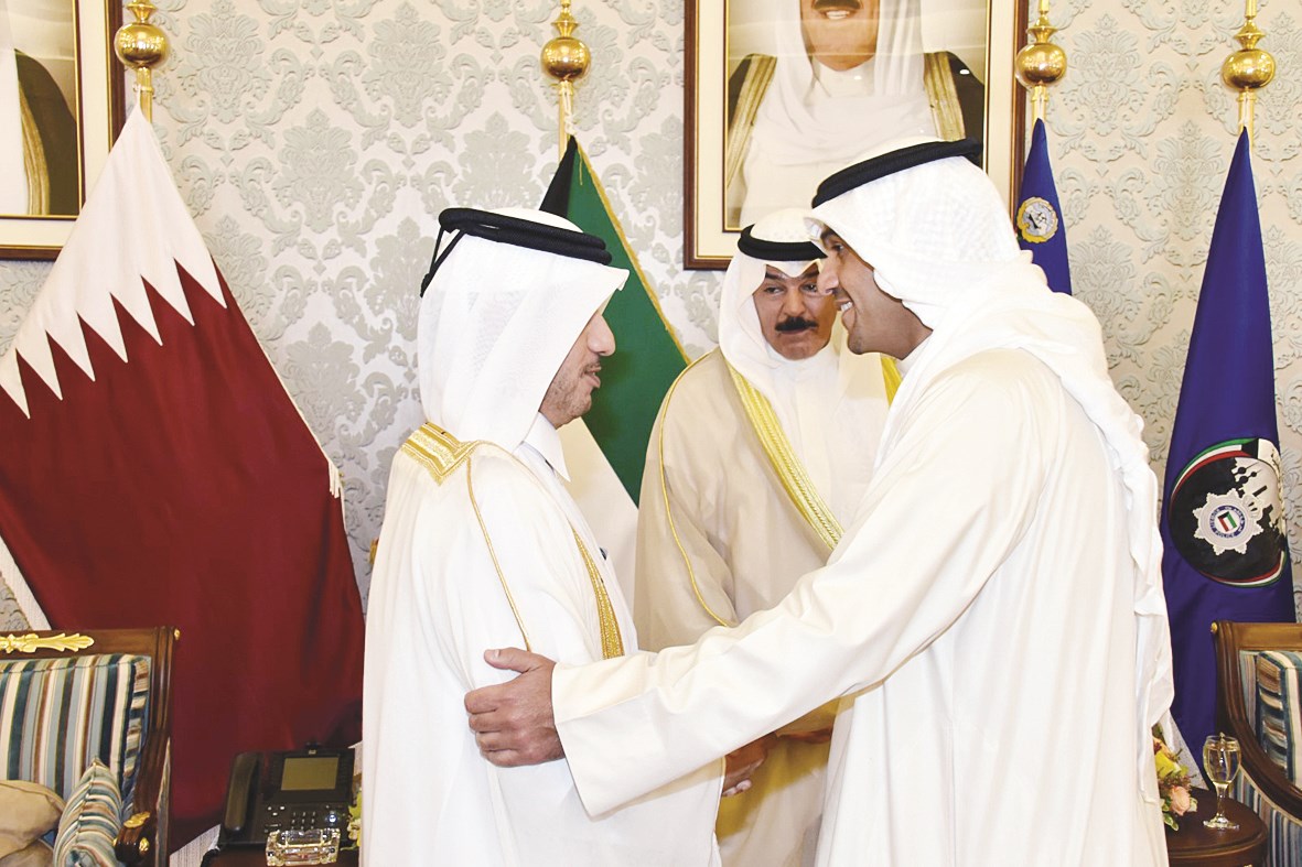 أنس الصالح مرحباً بالضيف خلال مأدبة الغداء