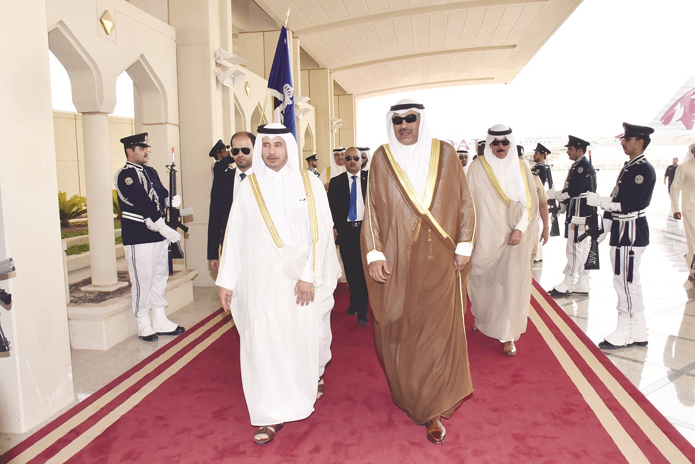 صباح الخالد مستقبلاً الضيف القطري لدى وصوله