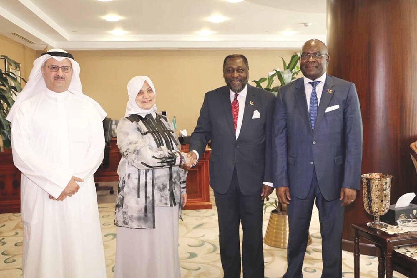 وزيرة الشؤون مصافحة وزير العمل الملاوي